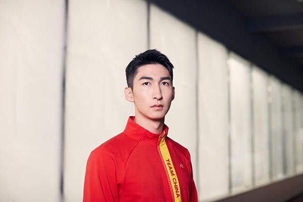 红毯上的朱一龙和黄志忠西装革履，作为老铁道兵洪赟兵的饰演者，黄志忠笑言：;最大的挑战是演洪翼舟（朱一龙 饰）的父亲